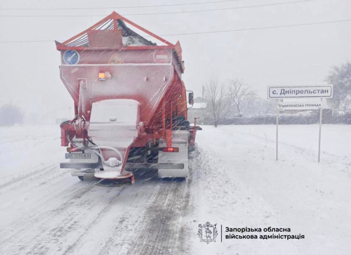 Запорізьку область засипало снігом: комунальники борються з негодою (фото, відео)