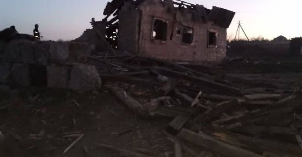 Рашисти обстріляли приватний сектор Запоріжжя - під завалами зруйнованого будинку може бути людина