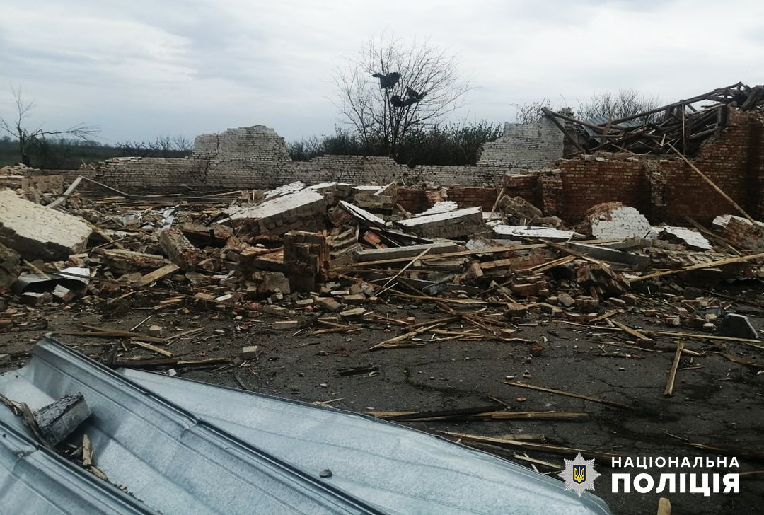 За добу російські військові зруйнували 25 будинків та інших будівель у Запорізькій області - фото