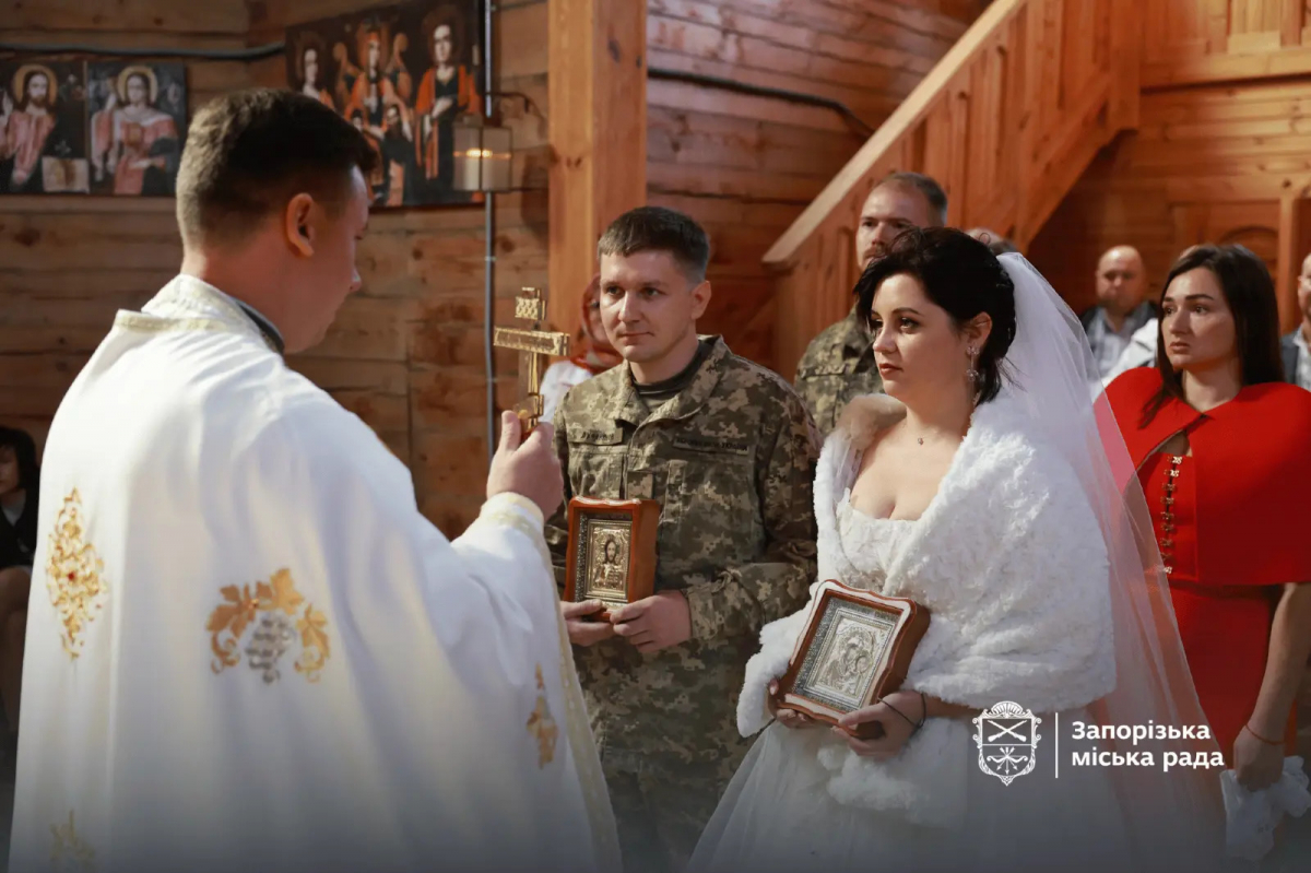 Під шаблями козацької варти: на Хортиці в Запоріжжі обвінчалися двоє українських військових (фото, відео)