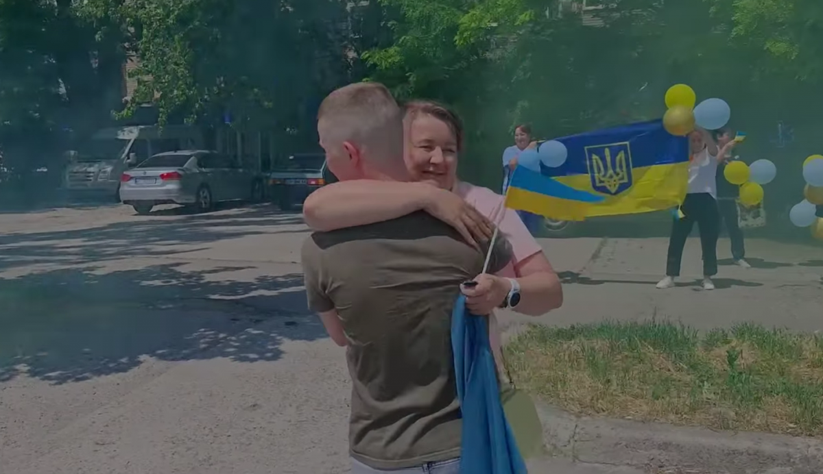 Оплески та сльози - у Запоріжжі зустріли захисника, який повернувся з трирічного полону (відео)