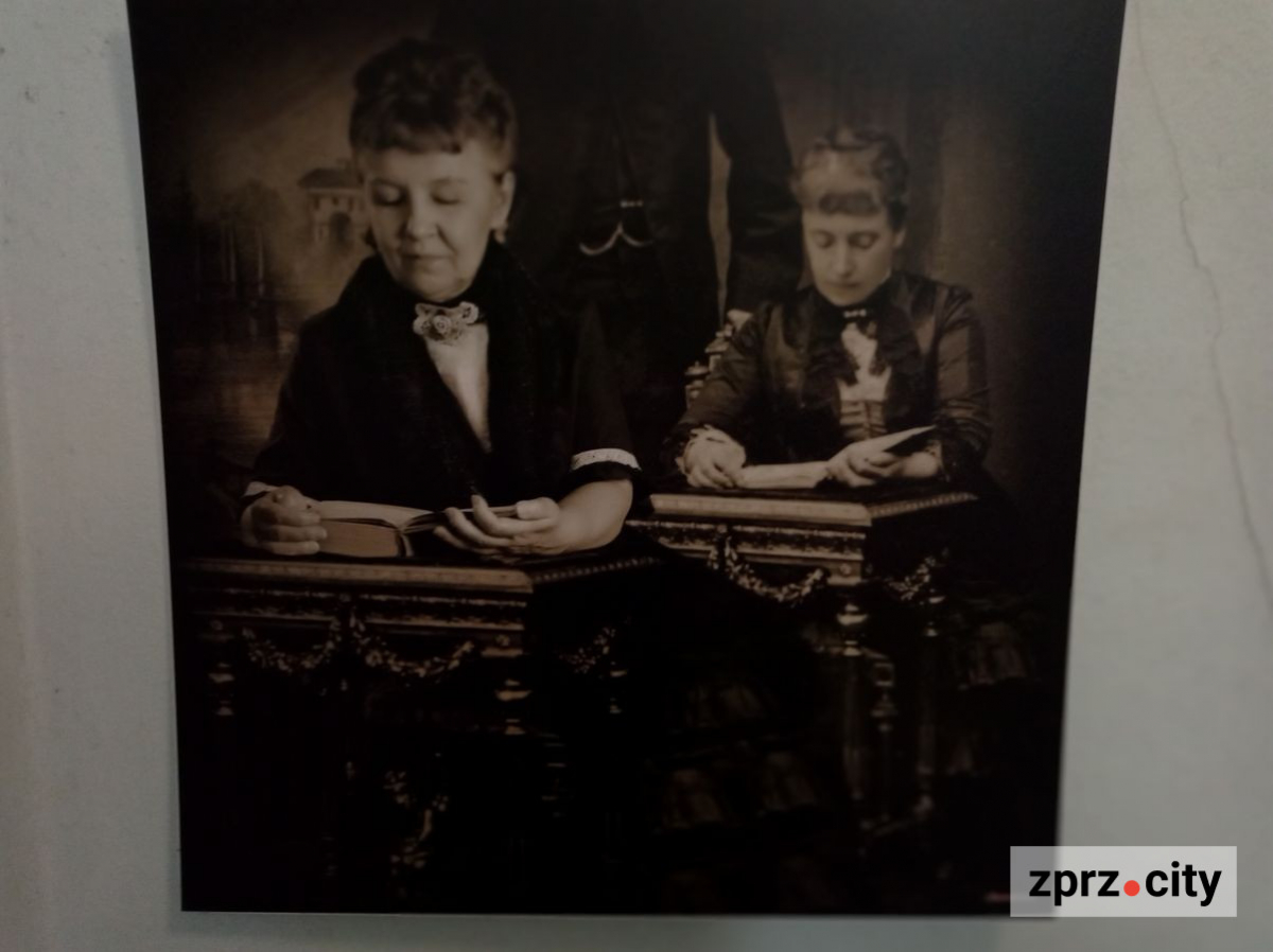 Перетворив людей на скульптури та на історичні постаті – у Запоріжжі відкрили виставку відомого українського фотохудожника