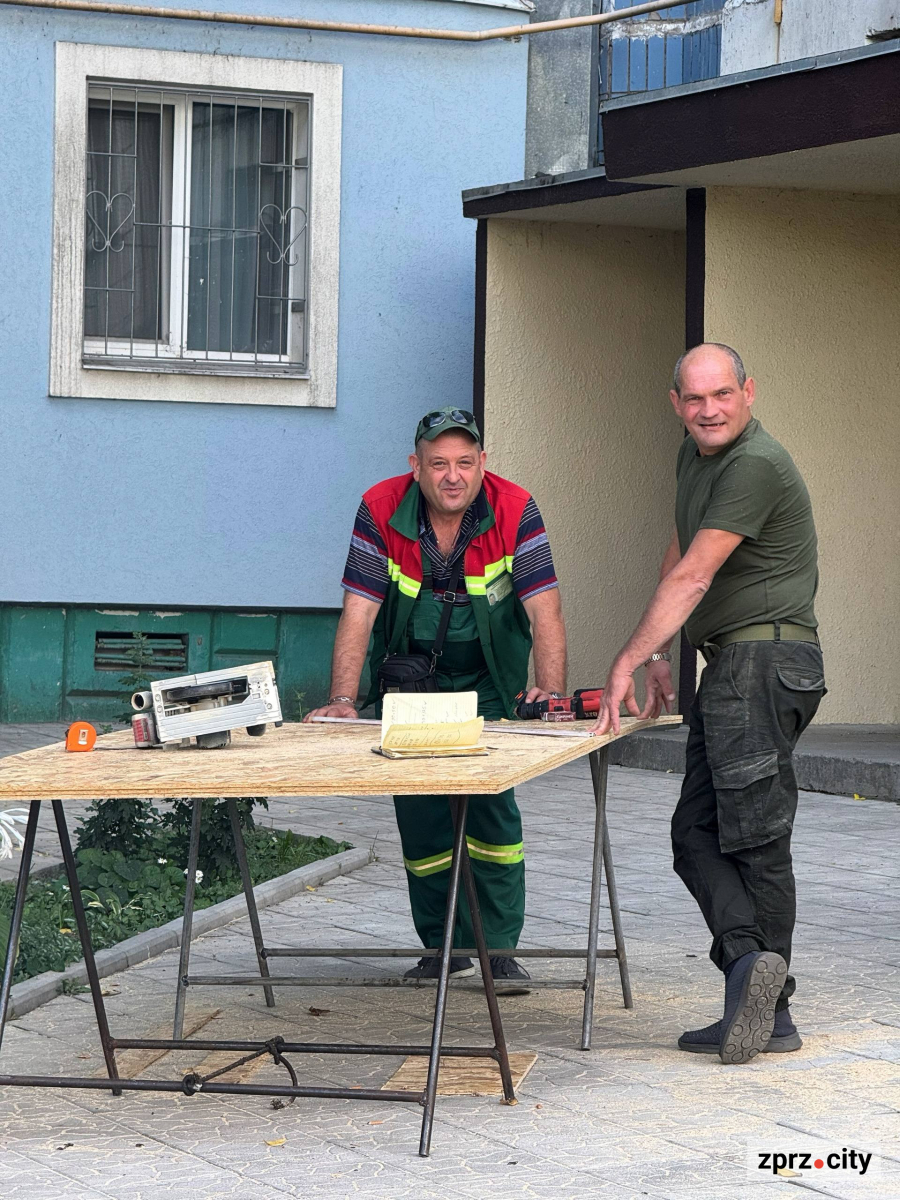 Повторний удар по Запоріжжю: поранено чоловіка, горить автостоянка (фото)