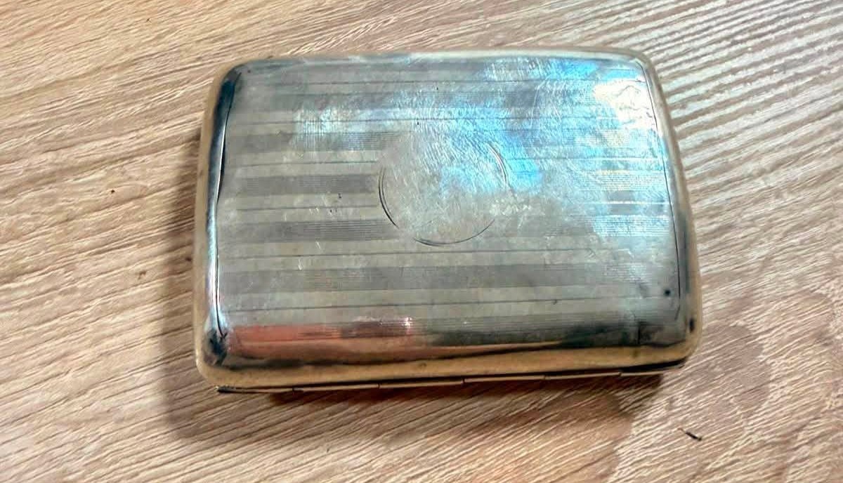 Прикраси та лорнет у багажі: мешканка Запоріжжя намагалася вивезти за кордон колекцію антикварних речей (фото)