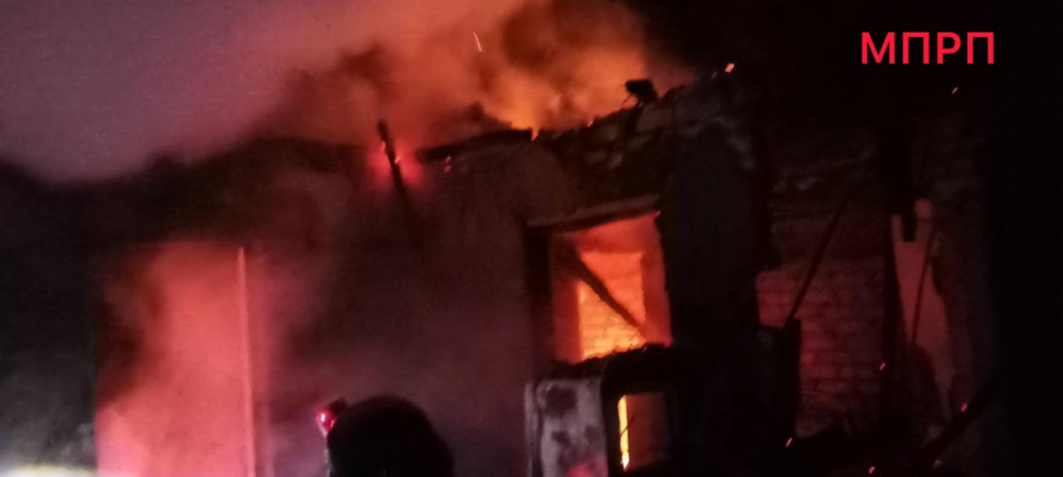 Ворожий дрон знищив будинок — у Запорізькому районі внаслідок обстрілу сталася пожежа (фото)