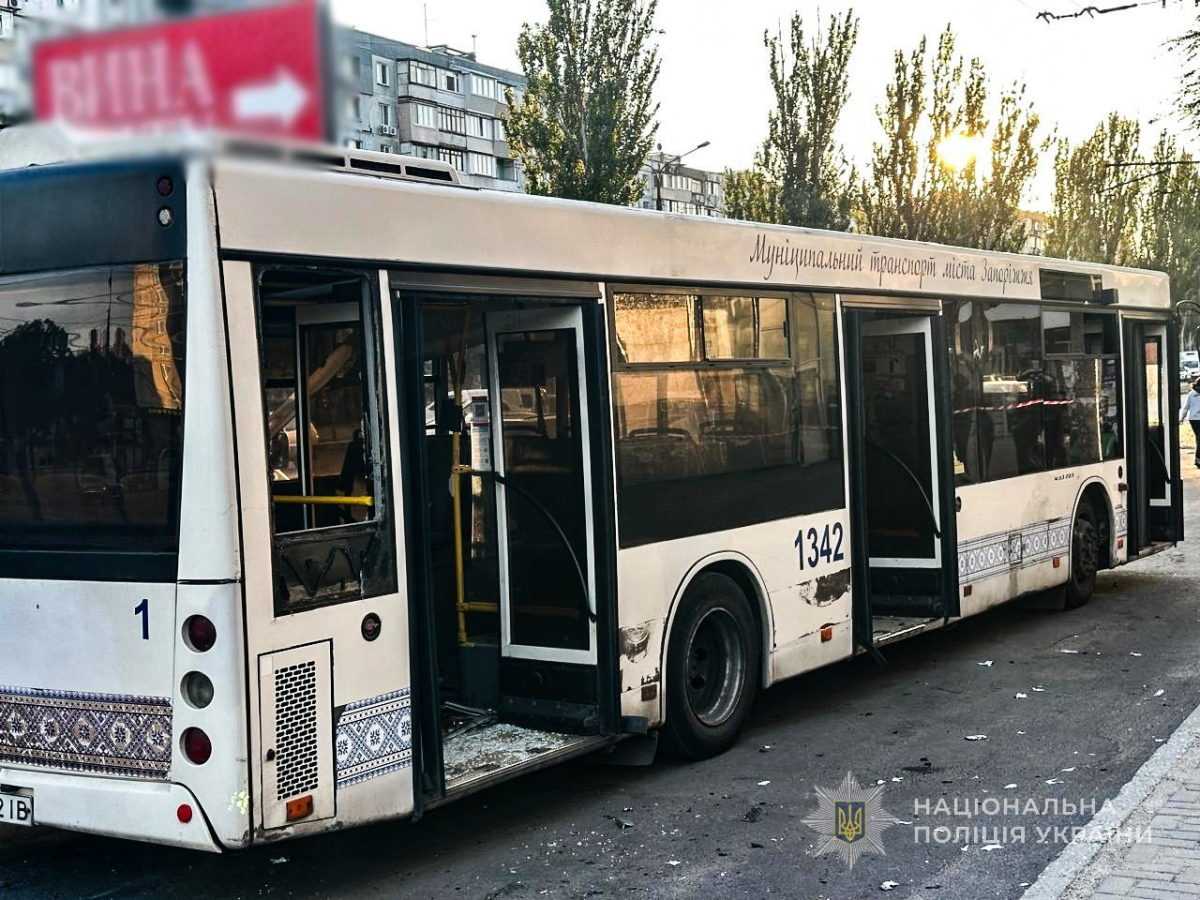 Ворог ударив по великому торгівельному центру Запоріжжя: подробиці (фото, відео)