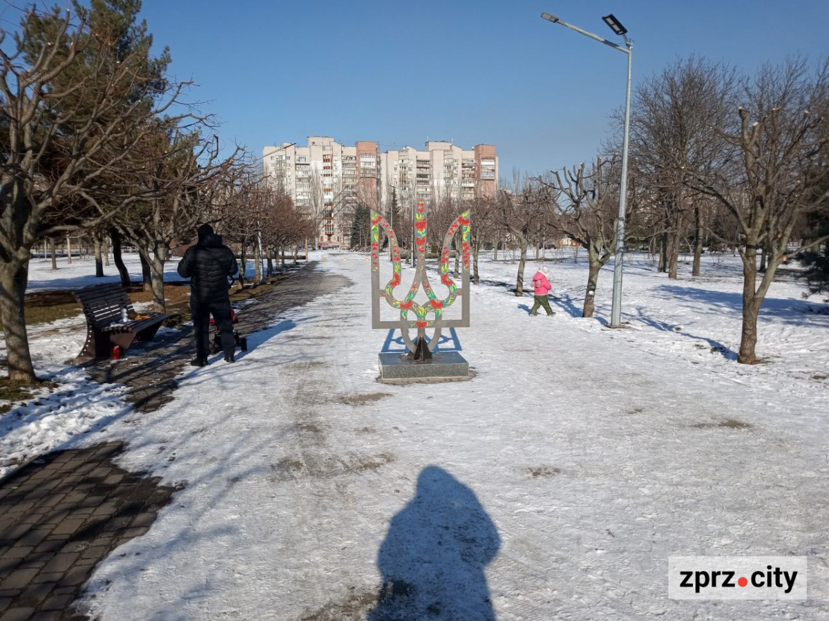 Як виглядає взимку засніжений парк в одному з районів Запоріжжя (фото)