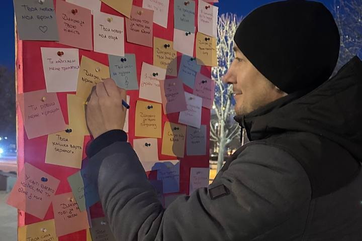 У Запоріжжі до Міжнародного жіночого дня встановили дошку побажань