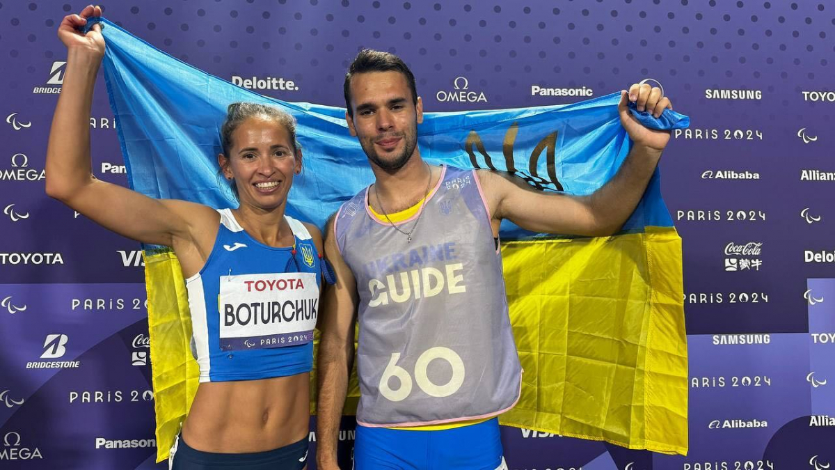 Українська легкоатлетка виборола медаль на Паралімпійських іграх у Парижі - її супроводжував бігун із Запоріжжя (фото)