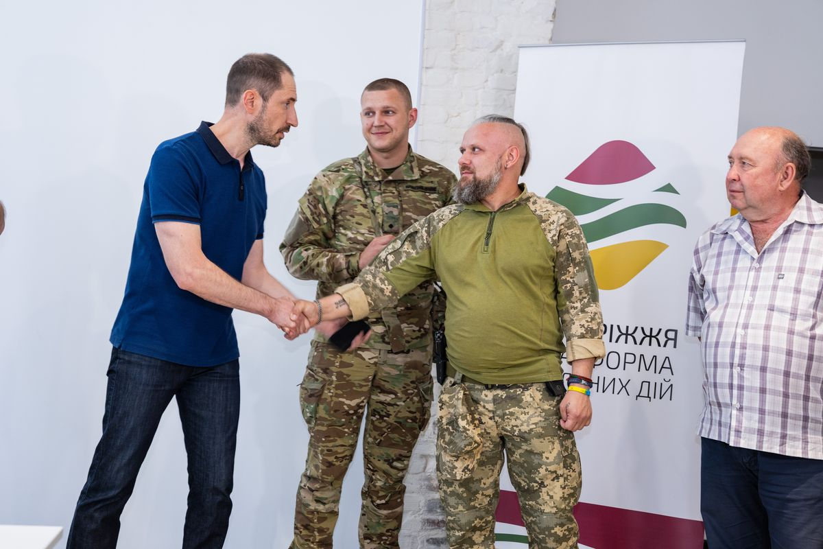 Заняття на воді, що допомагають ветеранам: у Запоріжжі підсумували рік роботи програми Метінвесту та Дениса Силантьєва «Вільні хвилі»