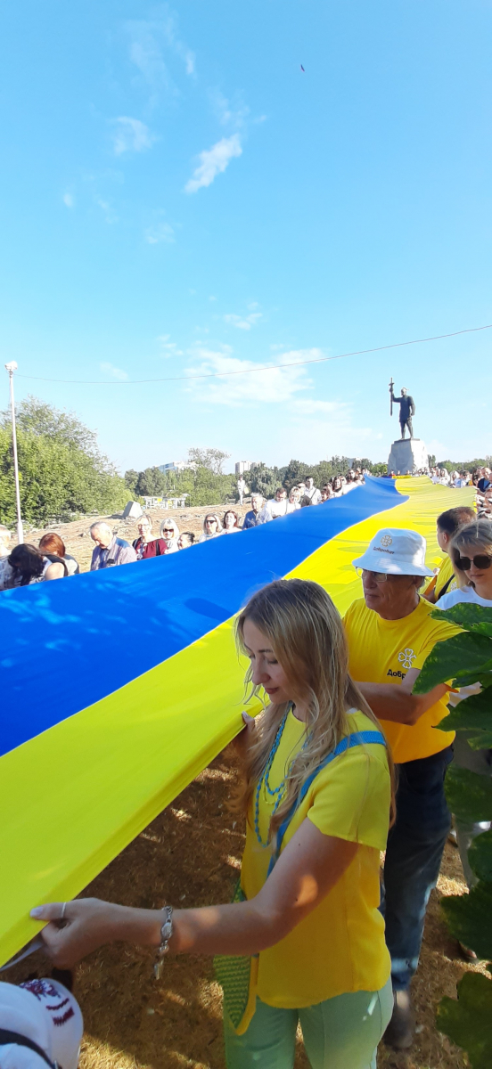 У запорізькому парку розгорнули стометровий прапор - фото