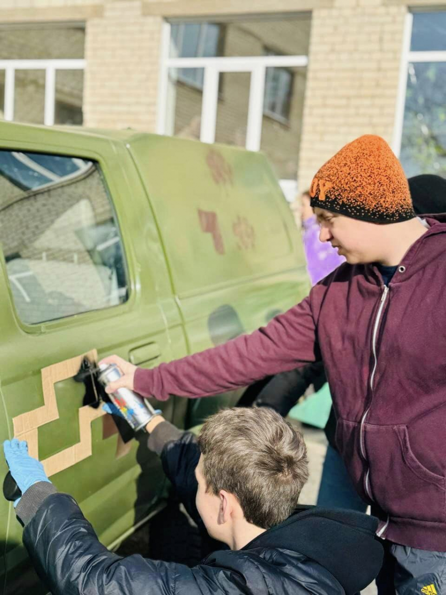 Запорізька молодь розписала автівку для військових - фото