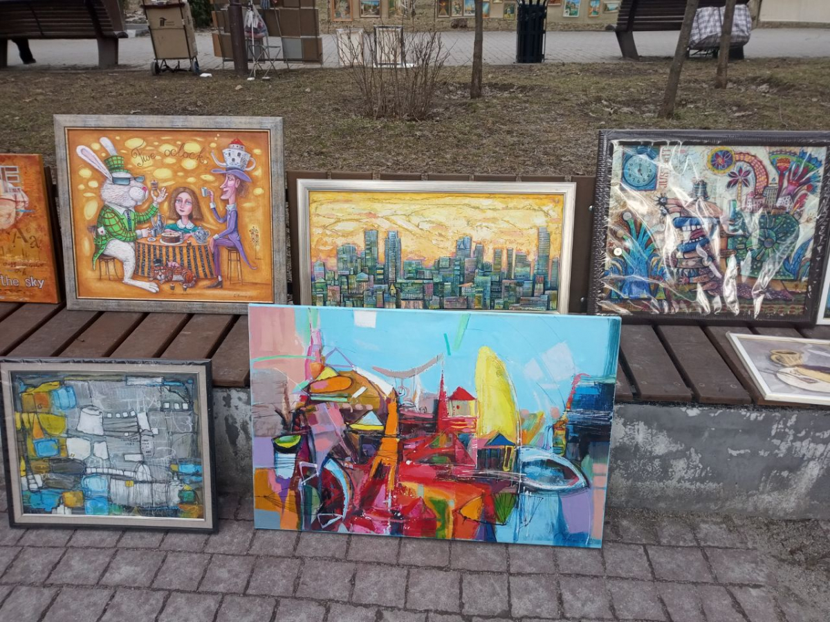 Вернісаж запорізьких художників "на фонтані", майдан Митців. Фото Світлани Олійник
