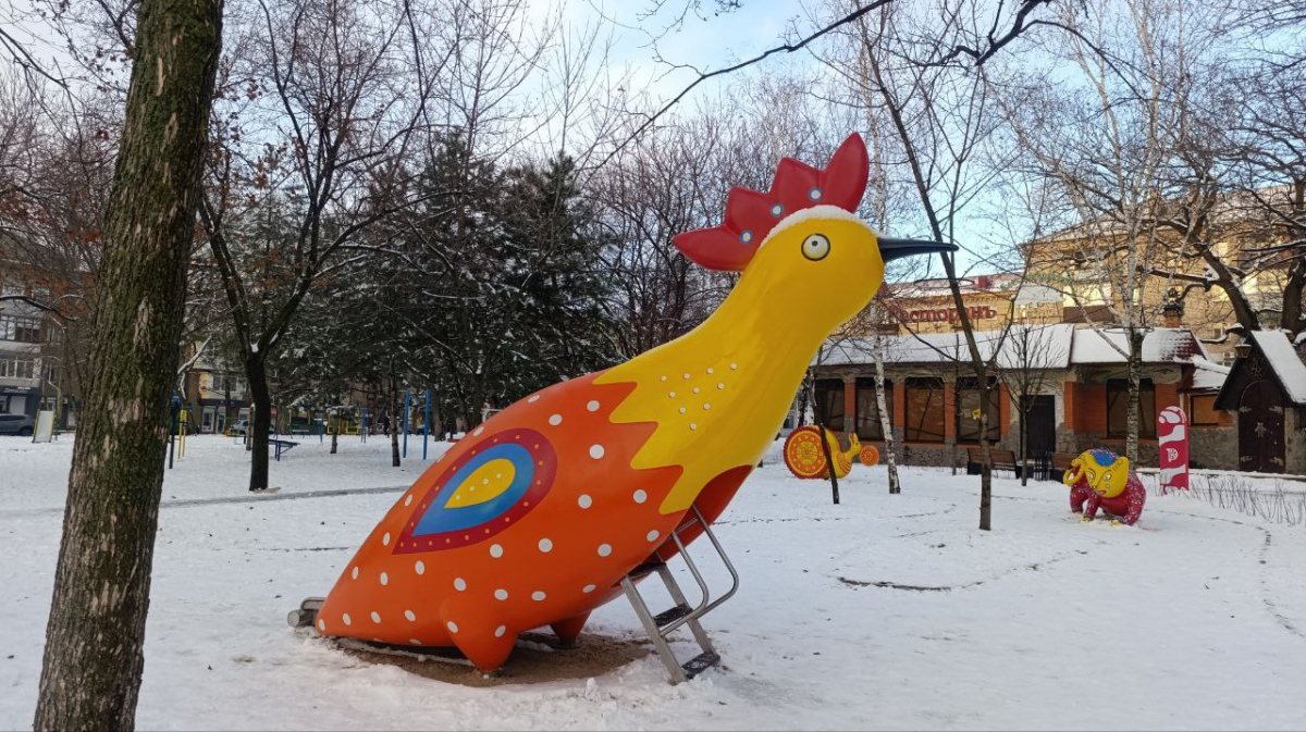 У Запоріжжі відкрили дитячий майданчик "Чарівний сад Марії Примаченко" - на яких картинах художниці можна побачити звірів з площадки