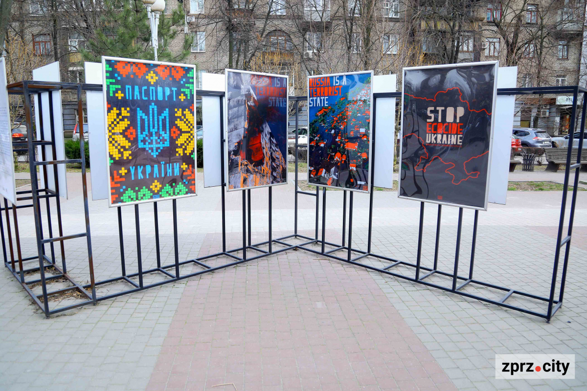 Київський художник присвятив плакати прифронтовому Запоріжжю – їх можна побачити на вулицях міста
