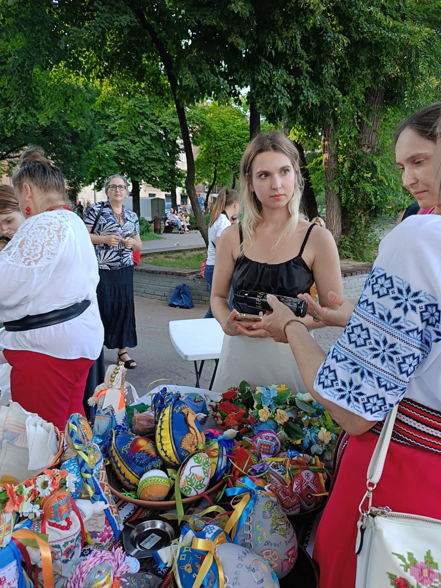 Запорізькі берегині влаштували патріотичну виставку у центрі міста - фото