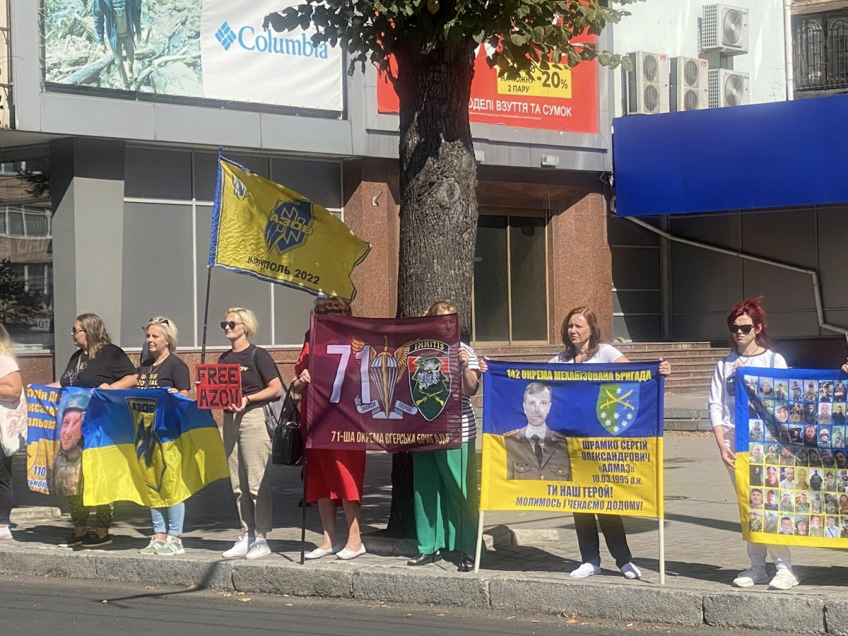 «Ми повинні за них боротися» -  у Запоріжжі пройшла акція на підтримку військовополонених (фото)