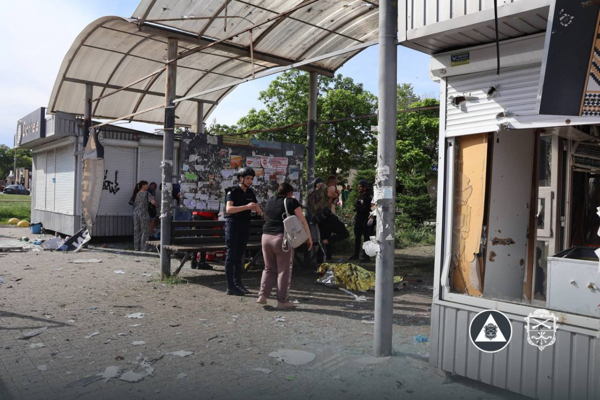 Кількість поранених збільшилась: що відбувається на місці ворожого удару по зупинці у Запоріжжі - фото