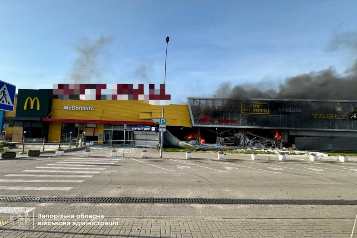 Вночі вдарили КАБами, а зранку — по ТЦ: у Запоріжжі внаслідок атак є поранені (фото, відео)