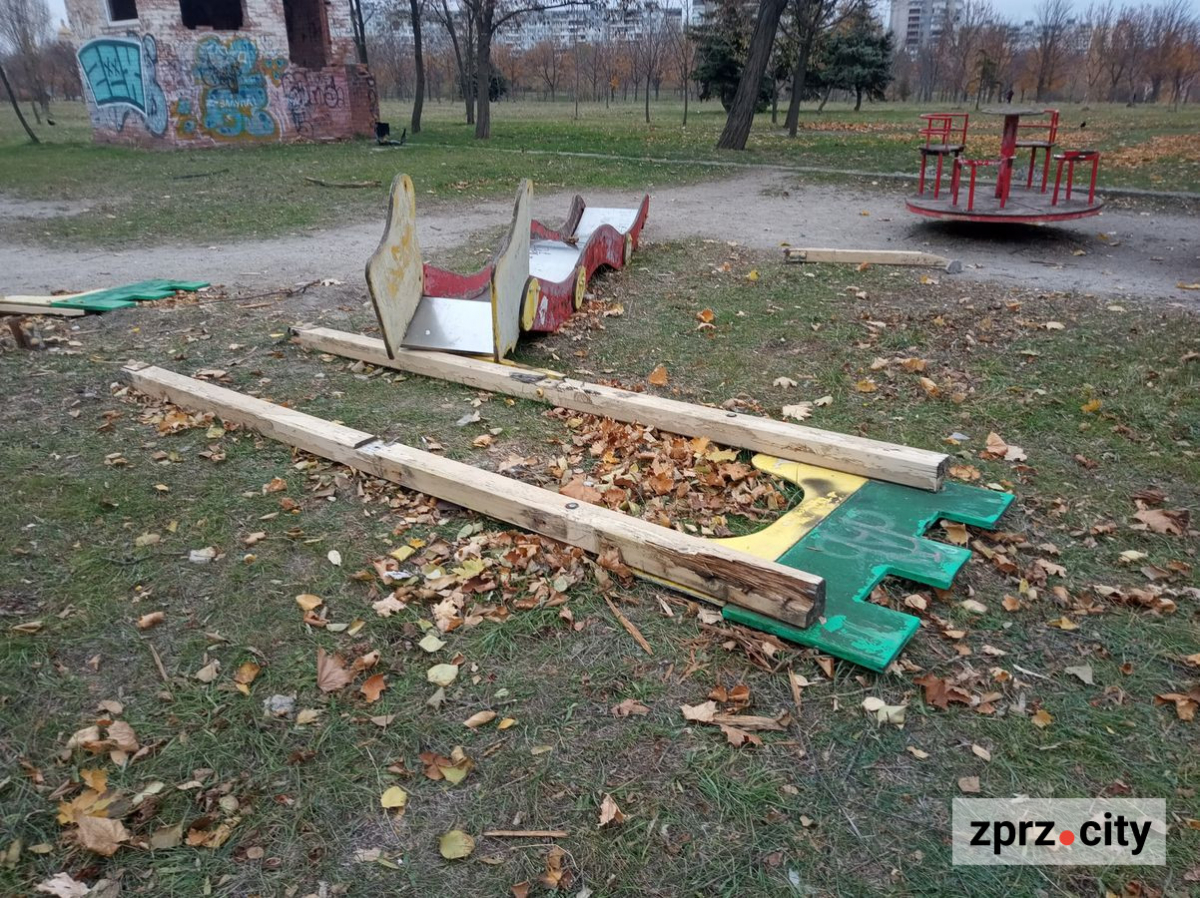 Незвичайне каміння, лелеки та багато дерев - як виглядає запорізький парк у листопаді (фото)