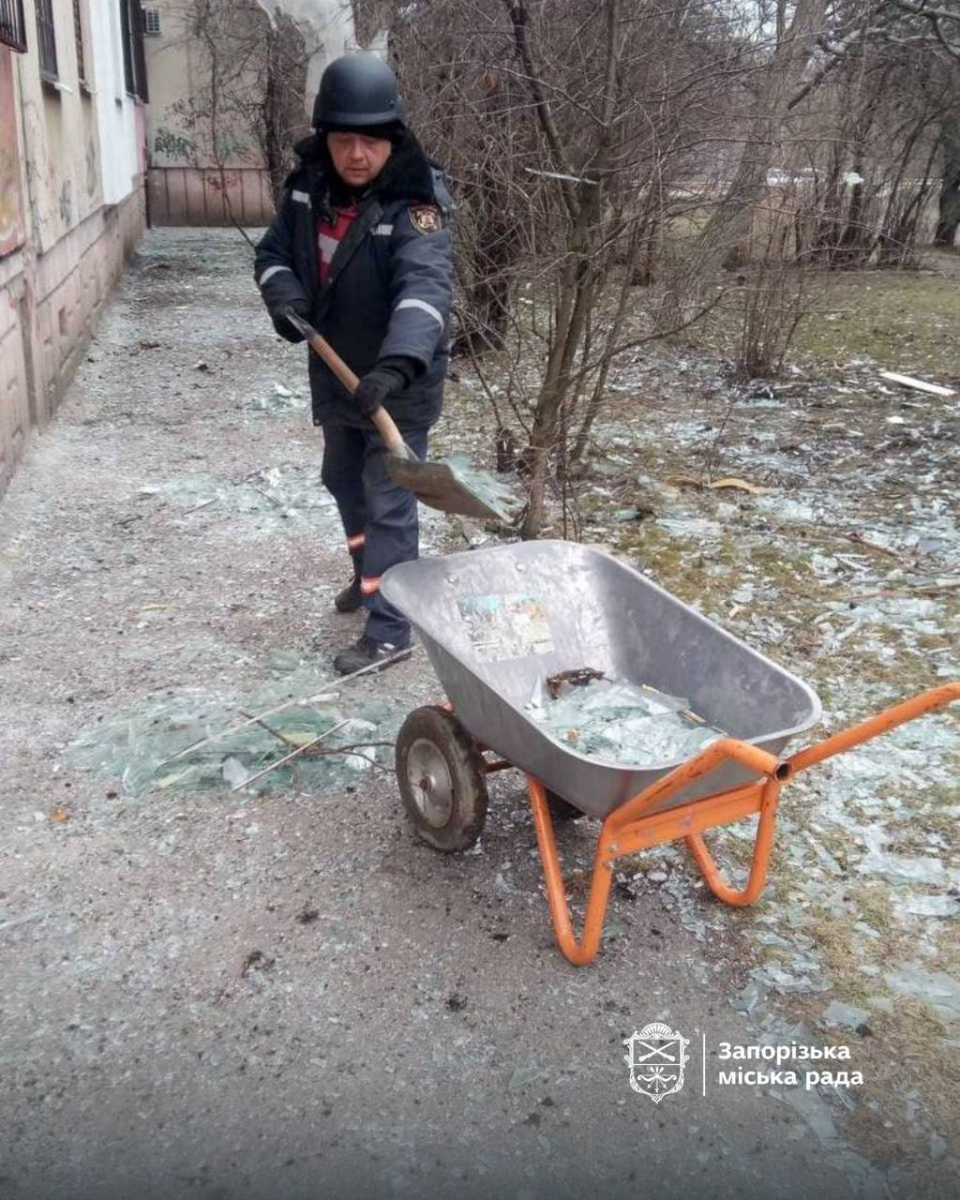 Вирви та уламки на землі: в Запоріжжі фахівці екоінспекції обстежили уражені дронами ділянки (фото)