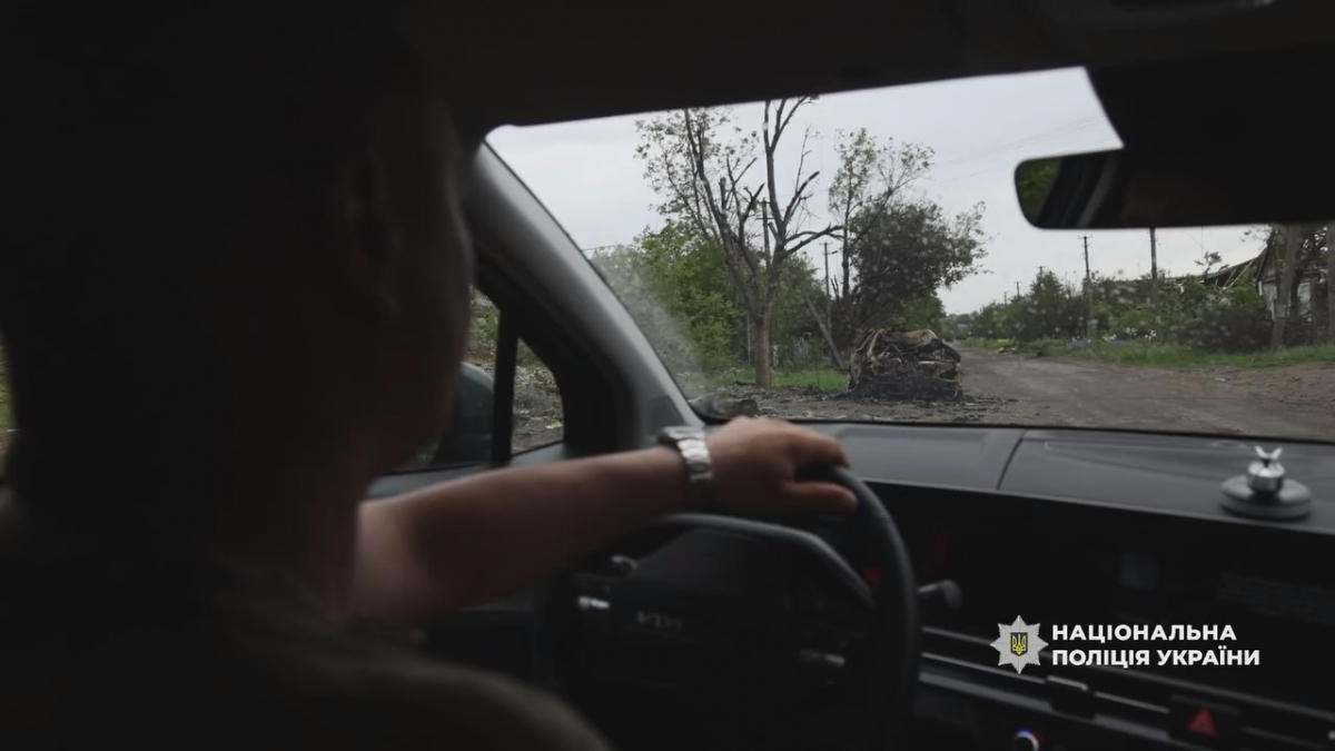 Покинув дім заради онуків: через щоденні бомбардування та дрони із Запорізького району евакуювали дві родини (фото, відео)