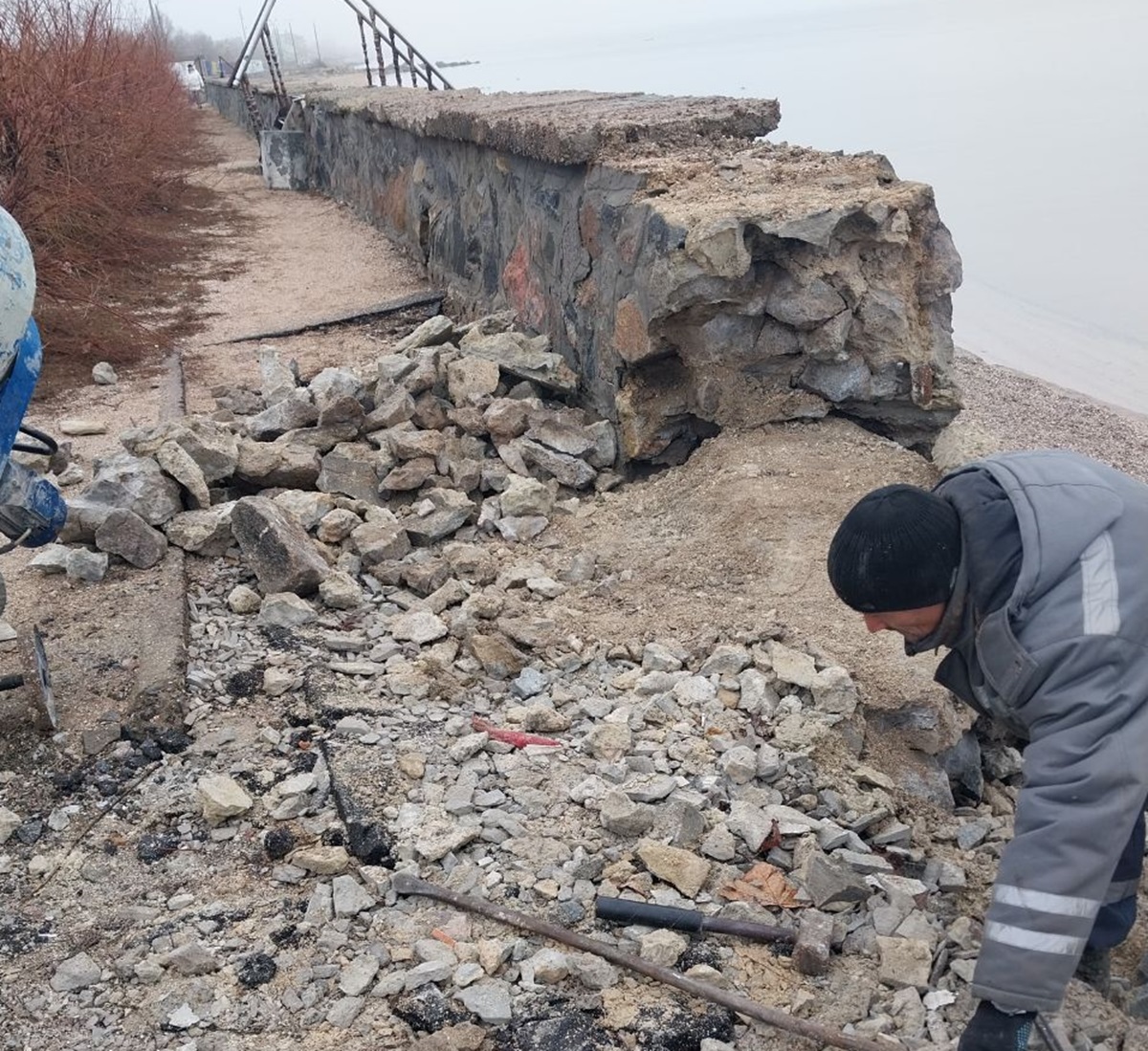 Будинки під загрозою підтоплення - у центрі окупованого Бердянська обвалилася частина дамби (фото)