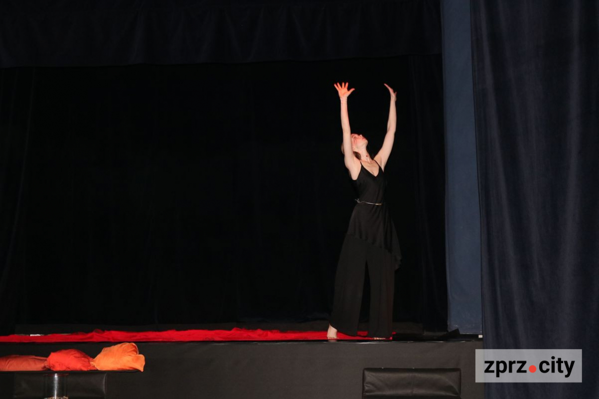 У Запоріжжі покажуть прем'єру, де героїня говоритиме мовою тіла і даруватиме глядачам прикраси 