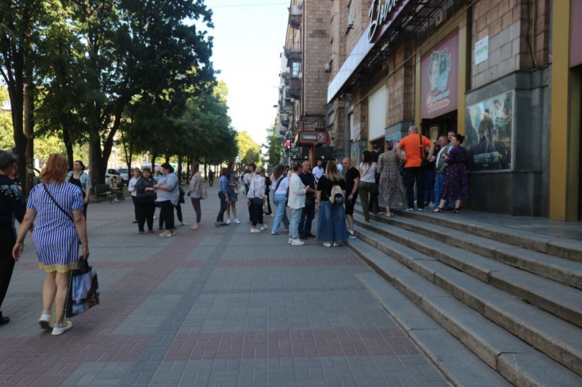 Роками псувала вигляд - у Запоріжжі очищують знакову арку від незаконної реклами (відео)