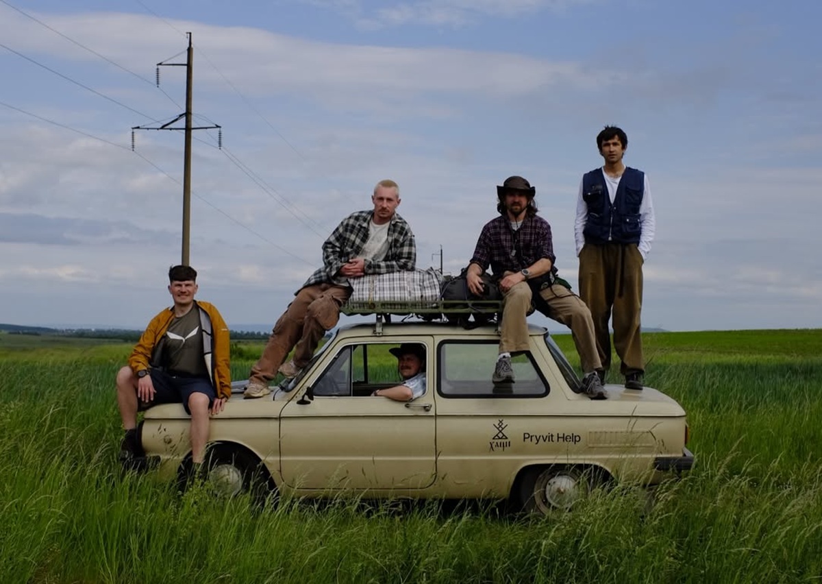 Команда Youtube-проєкту "Хащі" під час мандрівки на "Запорожці"