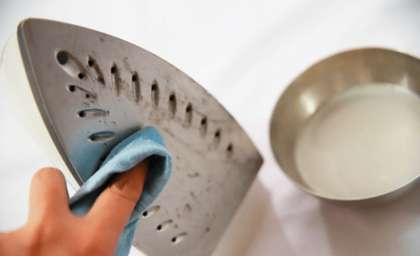 Як почистити праску в домашніх умовах: перевірені способи