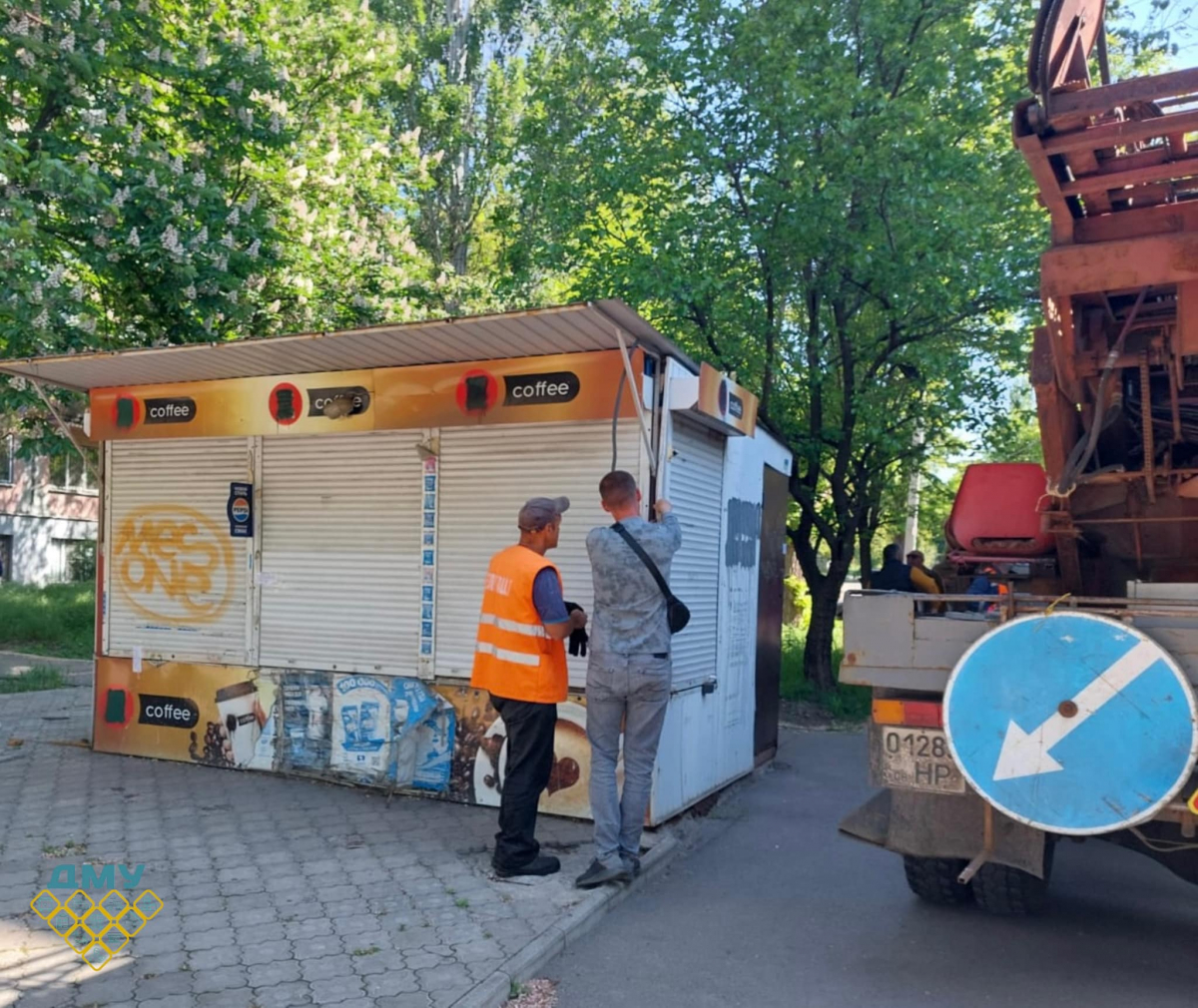 Примусово прибрали — у центрі Запоріжжя звільнили територію від незаконного МАФа (фото)