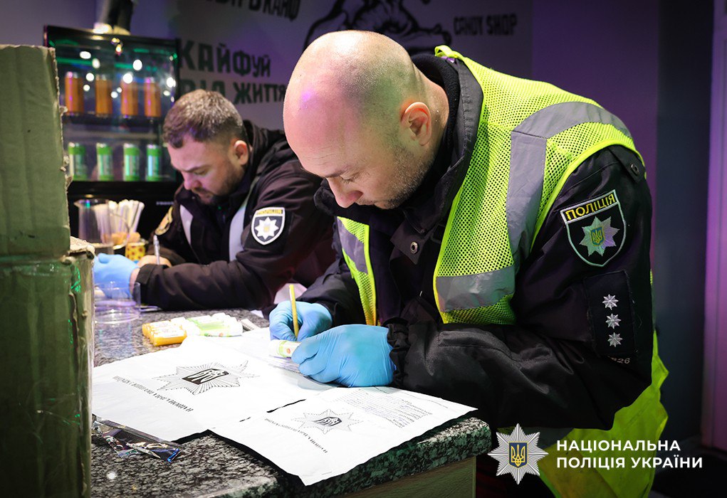 Льодяники, шоколад та желатинові ведмедики: у запорізьких магазинах наркотики маскували під "легальну" продукцію