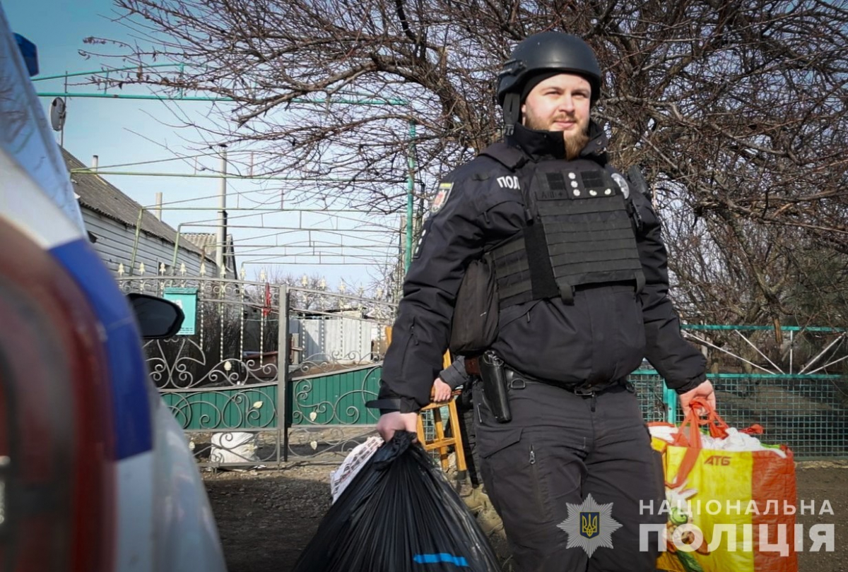 Писала вірші, коли стихали обстріли – поліцейські евакуювали з прифронтового міста на Запоріжжі 67-річну жінку (відео)