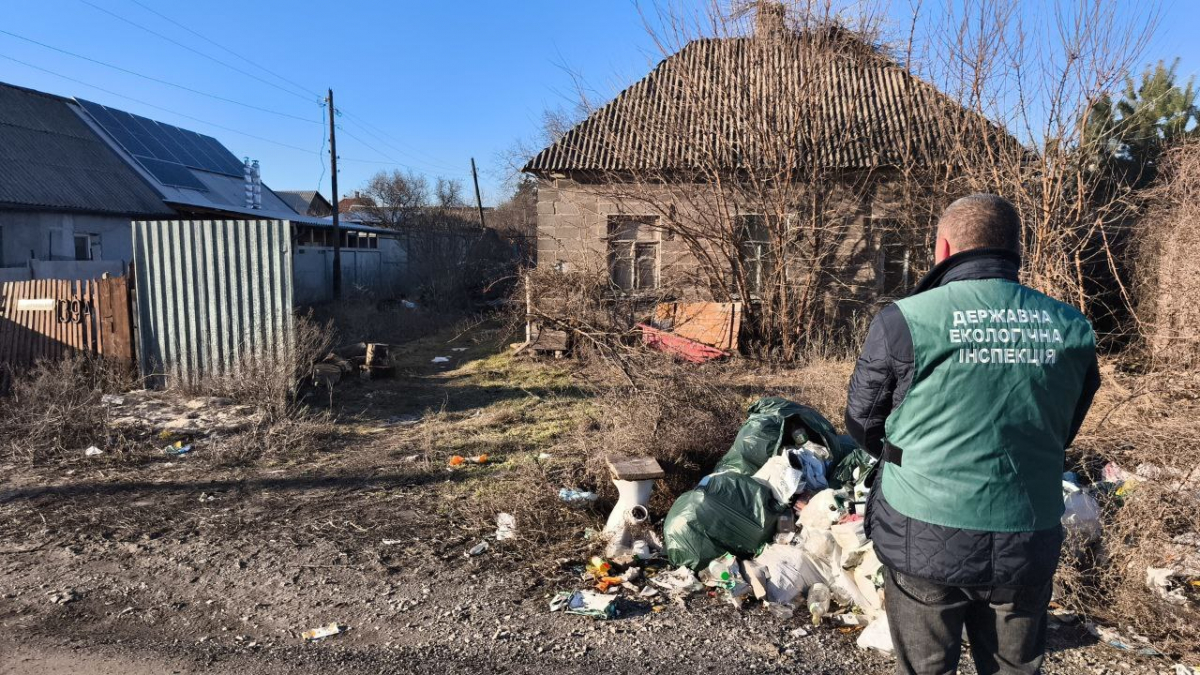 Смітник біля будинку у Шевченківському районі Запоріжжя