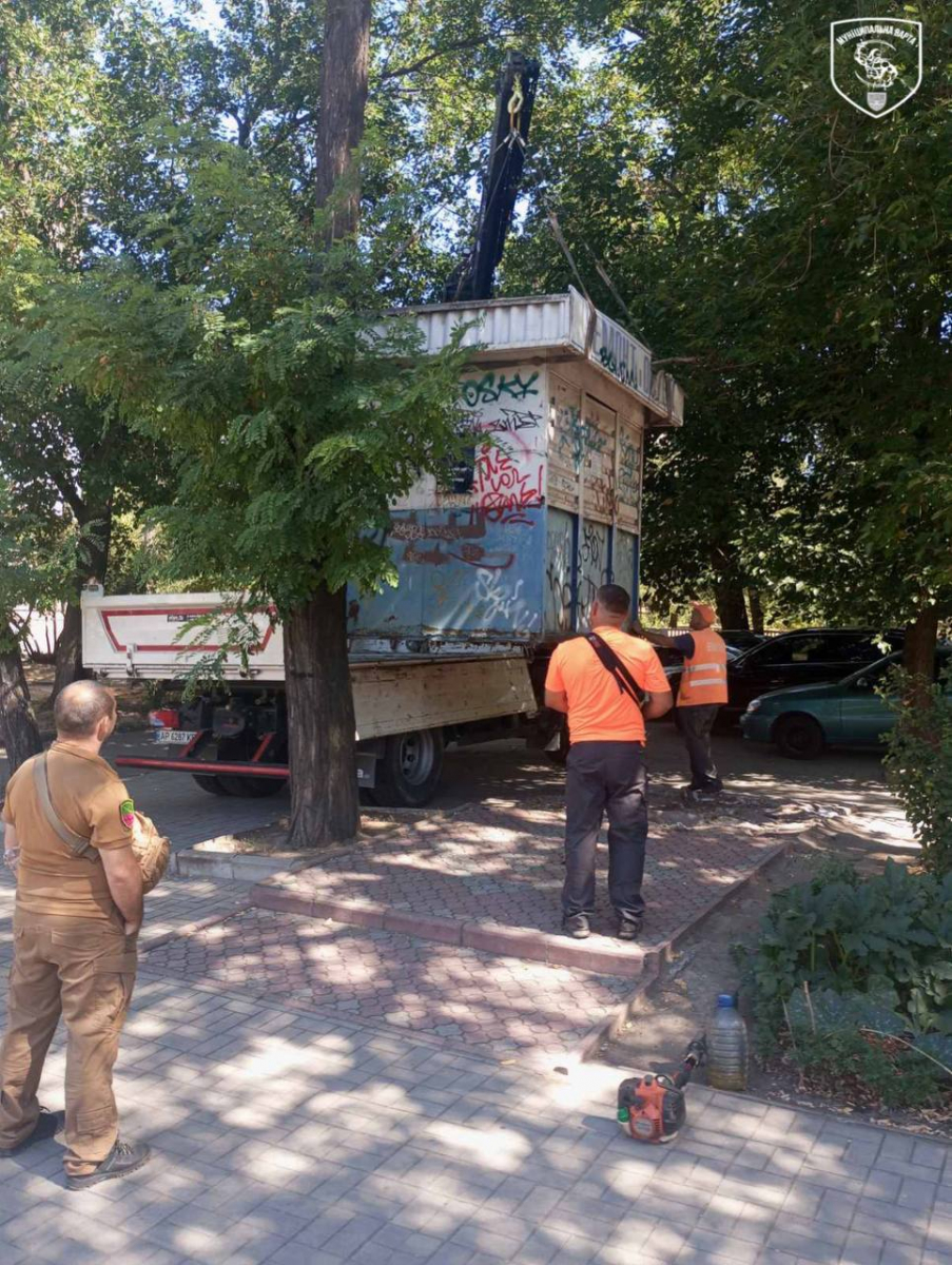 Місто без хаосу - у центрі Запоріжжя демонтували ще два МАФи (фото)