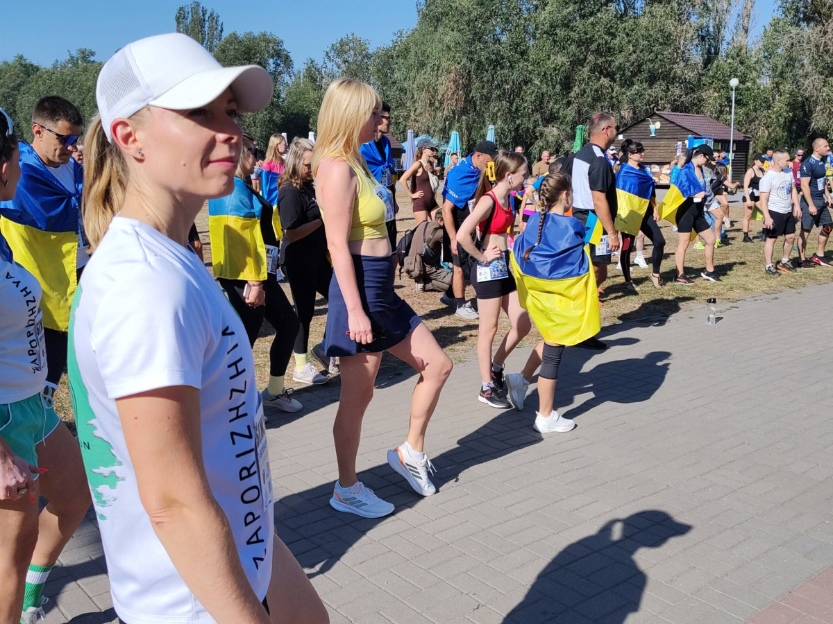 Об'єднані прапорами: у Запоріжжі влаштували святковий забіг на підтримку військових (фото, відео)
