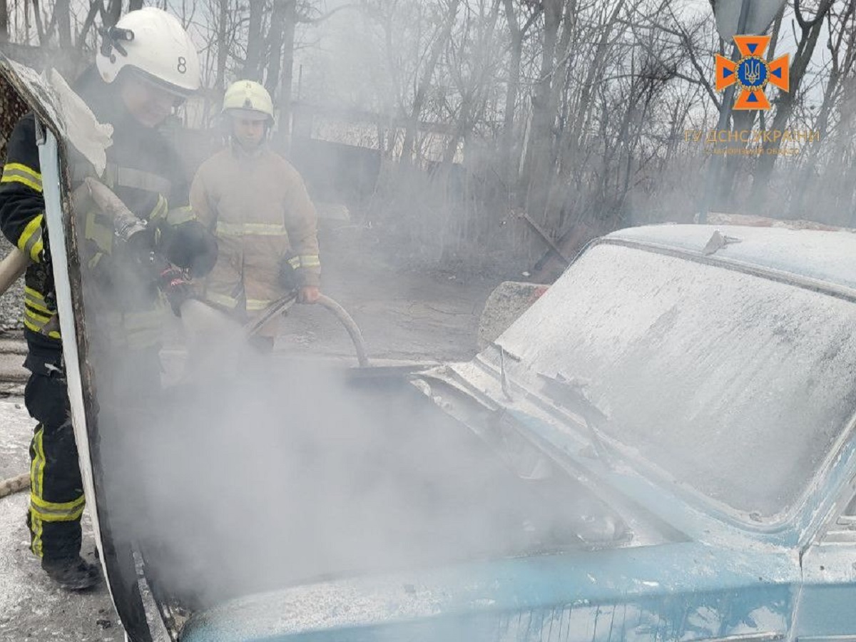 Гасили 11 рятувальників - у Запоріжжі загорілася автівка (фото)