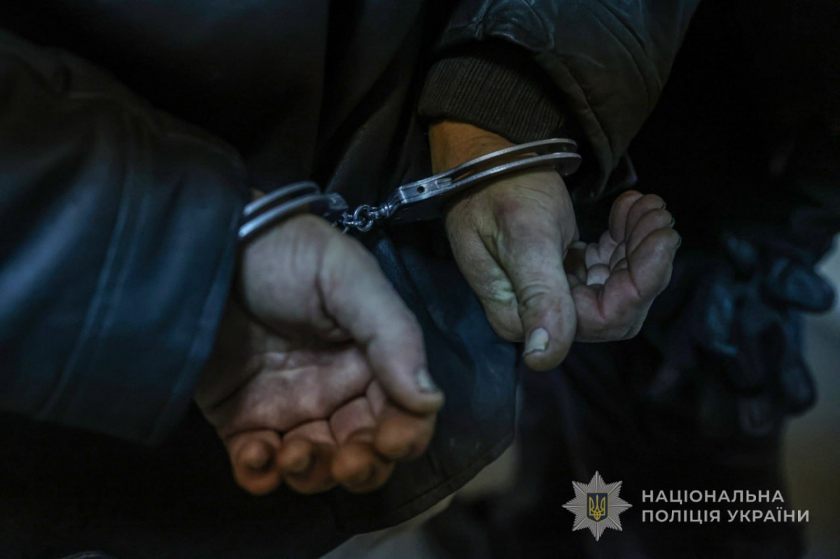 Зброярський склад у квартирі: у Запоріжжі викрили рецидивіста та його спільника (фото)