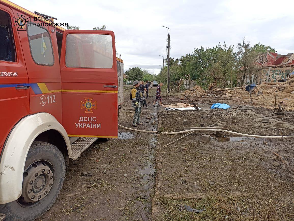 Поранення дістали двоє чоловіків - у Запорізькій області російський дрон-камікадзе влучив у автівку (фото)