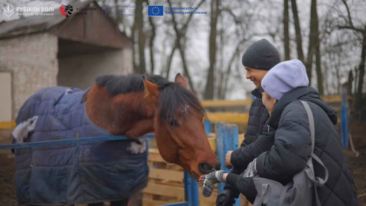 Ветерани на конях: у Запоріжжі благодійники запустили проєкт відновлювальних занять з іпотерапії (відео)