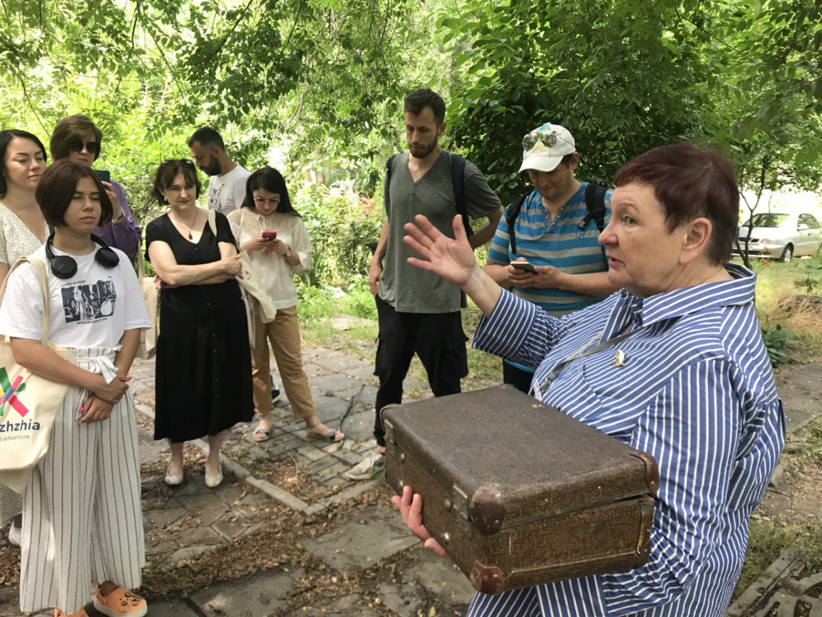 Відома гідеса повертала запоріжців в минуле за допомогою раритетів зі старенької валізи — фото