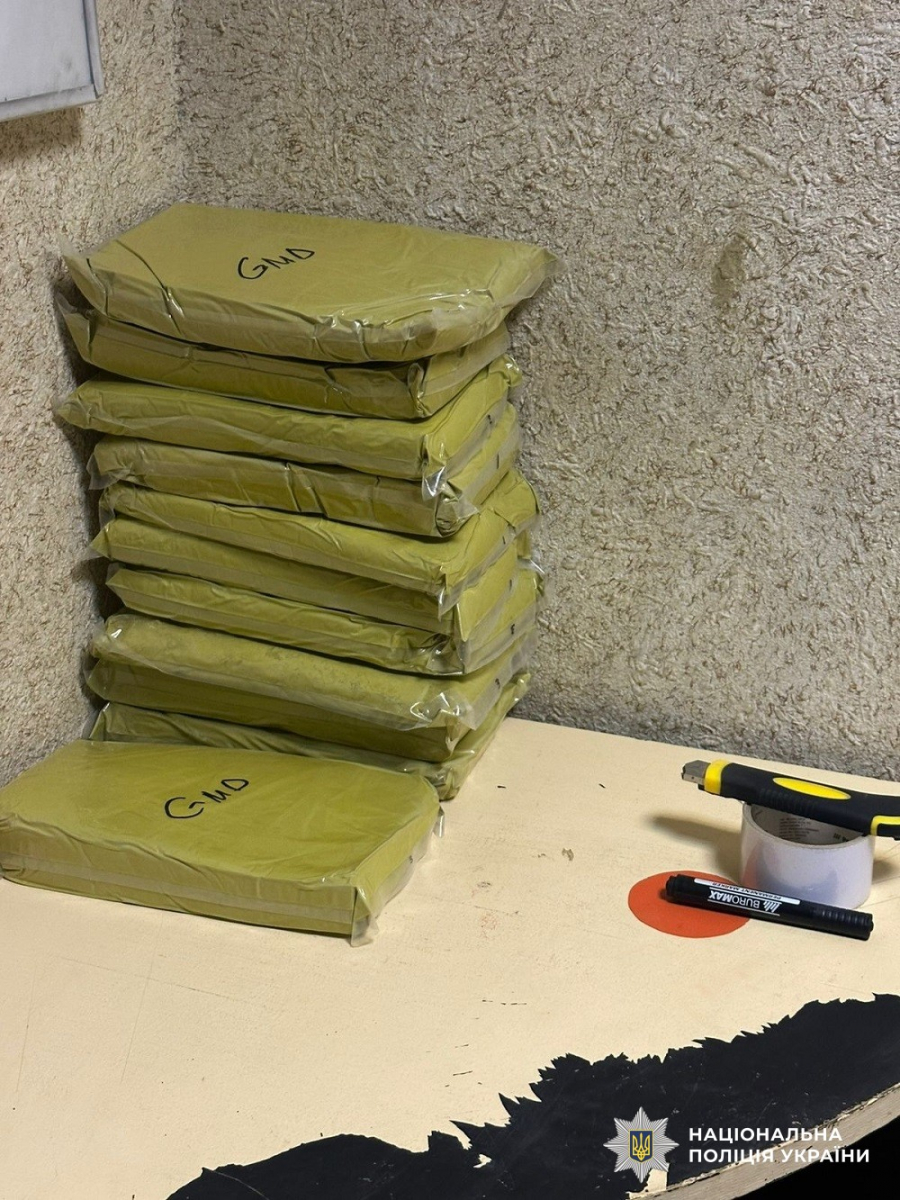 «Родинна справа»: мешканець Запоріжжя організував масштабну схему контрабанди та збуту забороненого наркотичного засобу (фото)