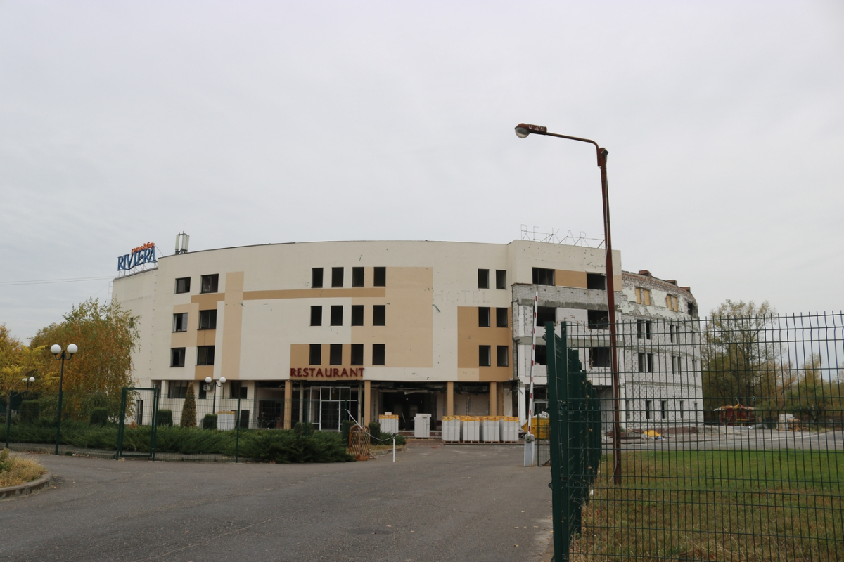 У Запоріжжі відбудовують готельний комплекс, що постраждав від російських ракетних ударів - фото