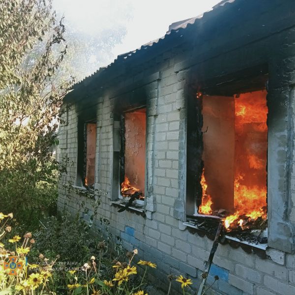 У селищі Запорізької області через ворожі обстріли сталася пожежа в житловому будинку - фото