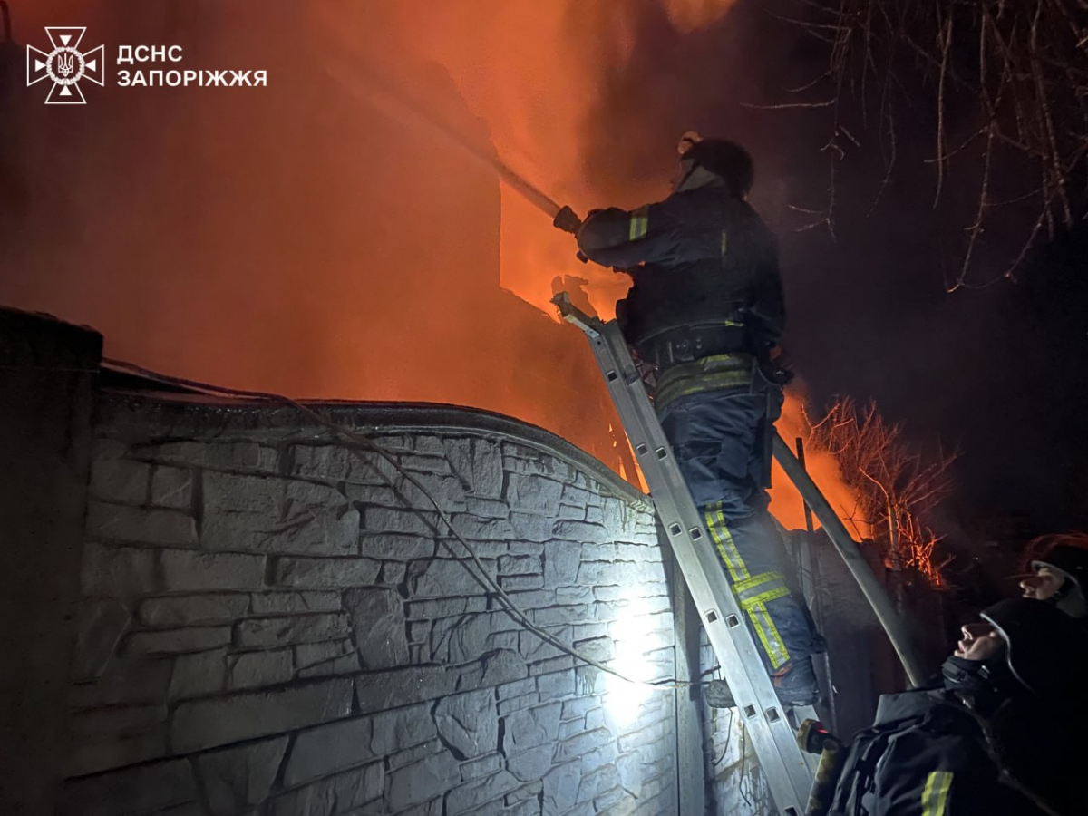 Винесли з диму та полум'я: у Запоріжжі врятували людину під час пожежі (фото, відео)