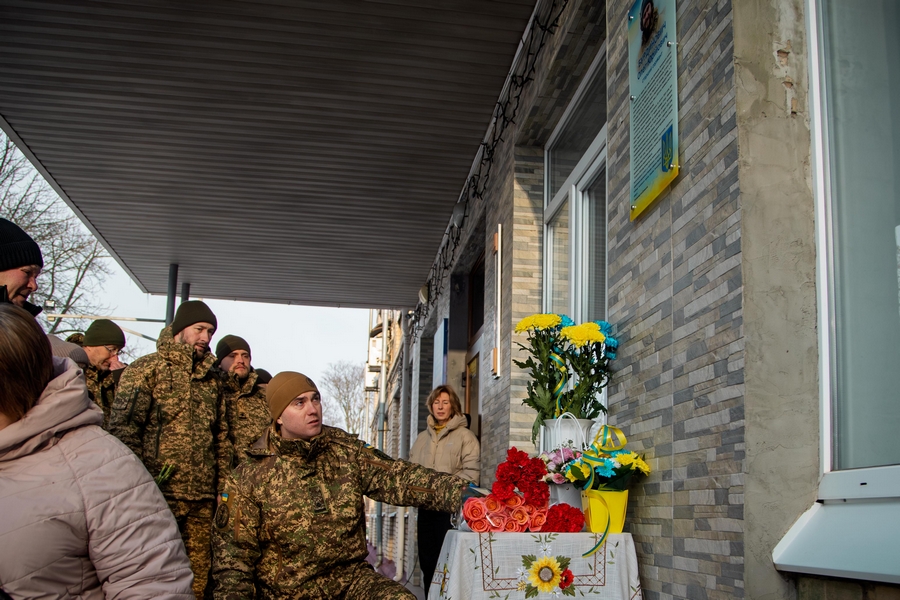 У Запоріжжі вшанували Героя: на фасаді ліцею з’явилася дошка на честь нацгвардійця (фото)