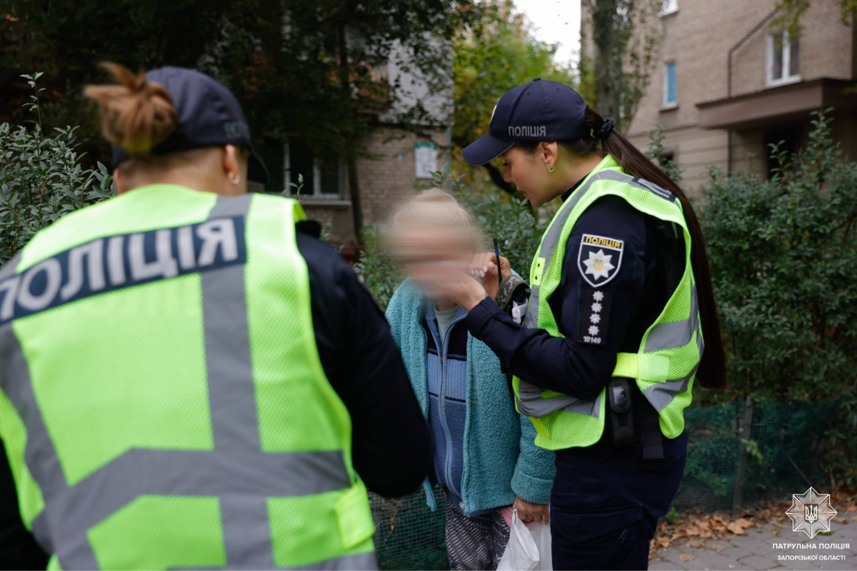 У Запоріжжі інспектори помітили дезорієнтовану жінку під час патрулювання