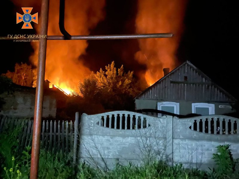 Вночі ворог обстріляв місто у Запорізькій області - виникла велика пожежа