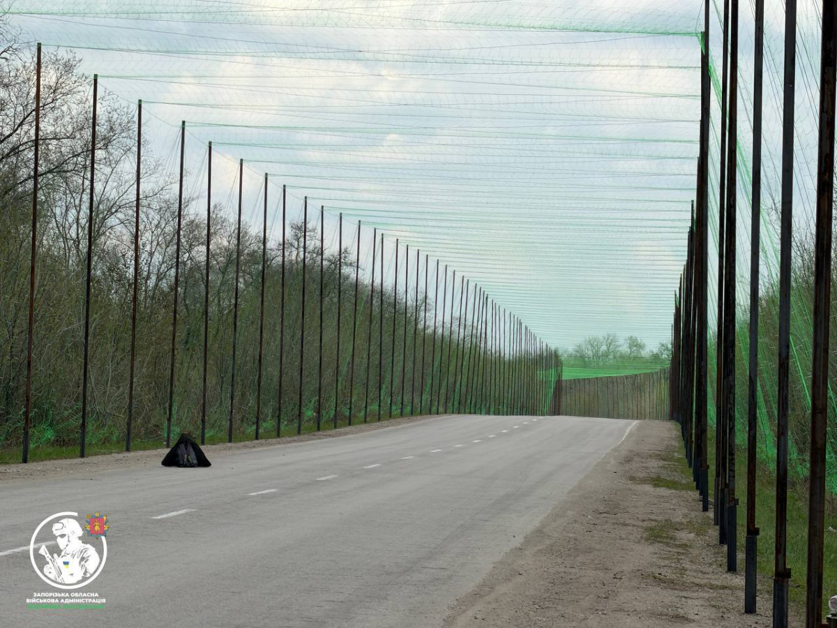 Близько двохсот кілометрів під захистом: запорізькі дороги закривають від дронів (фото, відео)